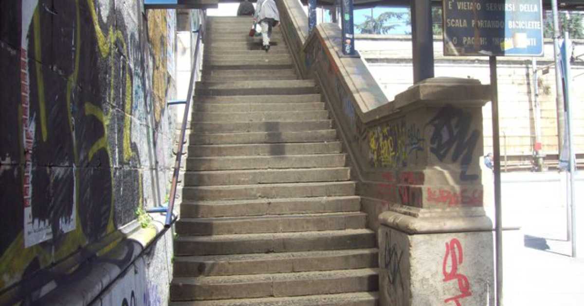 Scale, gradini, ostacoli: stazioni della Bari Nord ''vietate'' ai disabili